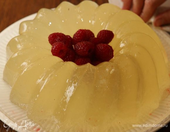 Когда желе застынет, вынуть его из формы (чтобы было легче это сделать, опустите форму на несколько секунд в кипяток). 