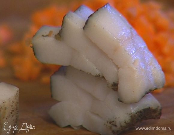 Сало порезать на небольшие кусочки.