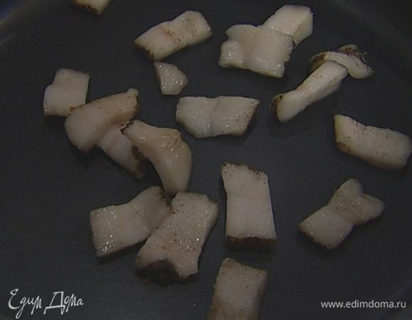 Разогреть в сковороде оливковое масло и обжарить сало до золотистого цвета.