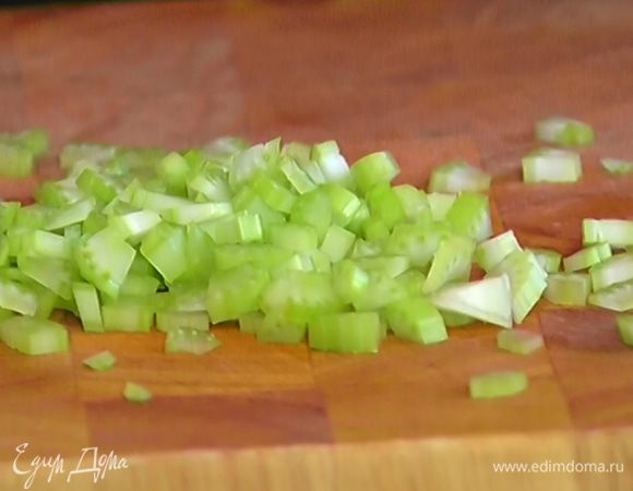 Сельдерей измельчить.
