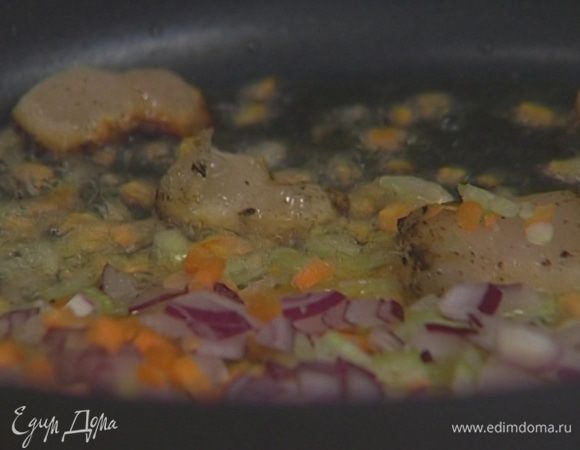 Добавить в сковороду 1 ст. ложку тертой моркови, 1 ст. ложку нарубленного лука, 1 ст. ложку измельченного сельдерея и в течение нескольких минут обжаривать все на медленном огне. 