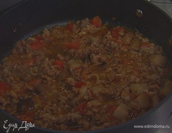 С колбасок снять оболочку. Получившийся фарш и нарезанный помидор отправить в сковороду. Несколько минут потушить, добавить макароны и тушить до готовности. Если соус получается слишком густым, можно понемногу добавлять воду, в которой варились макароны. 