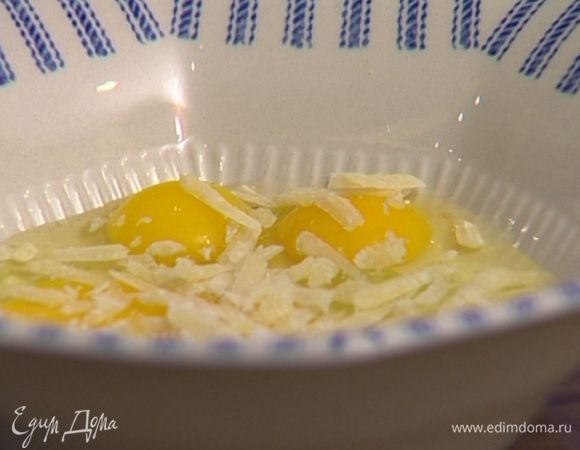 Слегка взбить вилкой 4 яйца, поперчить, добавить половину натертого сыра, перемешать и отправить к макаронам. Снять с огня и быстро перемешать все вместе, чтобы яйца не свернулись. 