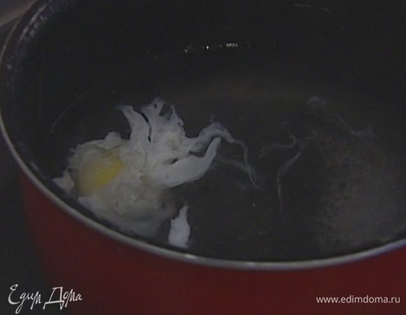 В небольшое количество кипящей воды влить 2 ст. ложки уксуса, убавить огонь до минимума. В слабо кипящую воду осторожно разбить оставшееся яйцо и варить 1 минуту.