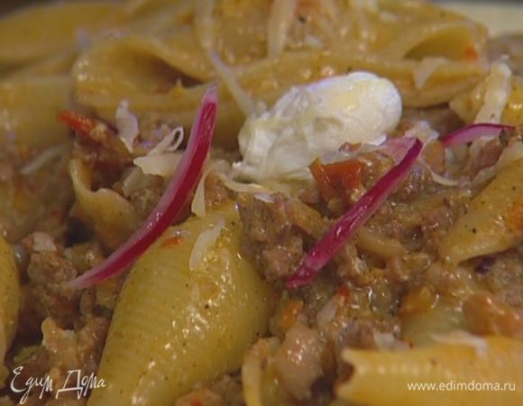 Выложить макароны на тарелку, присыпать оставшимся сыром, сверху положить яйцо пашот, украсить замаринованным луком. Подавать тут же!