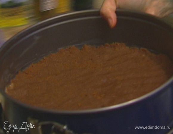 Разъемную форму смазать оставшимся маслом, выложить в нее тесто и отправить в холодильник.