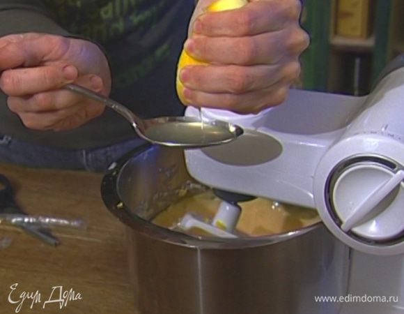 Добавить 100 г сахара, половину зерен ванили и 1 ст. ложку лимонного сока. Еще немного увеличить скорость миксера и вымешать крем.