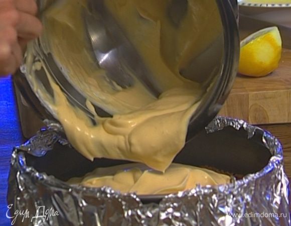 Тесто вынуть из холодильника, выложить на корж крем и разровнять. 