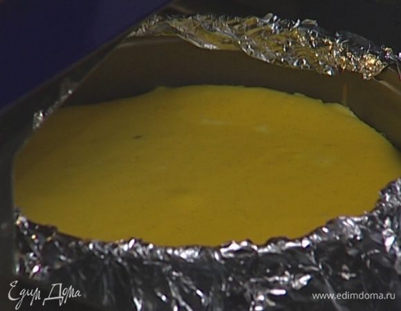 На готовый пирог тонким слоем выложить сметанную глазурь, аккуратно разровнять и отправить в духовку еще на 10 минут, затем остудить.