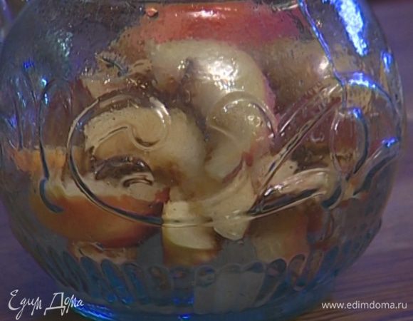 Персики нарезать некрупными дольками и положить в кувшин.