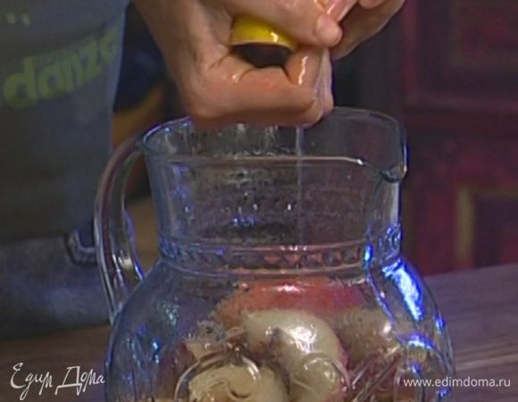 Из лимона выжать сок, добавить его к персикам и через сито залить все чаем. 