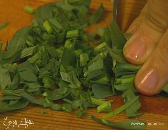Зелень тархуна и петрушки мелко порезать.