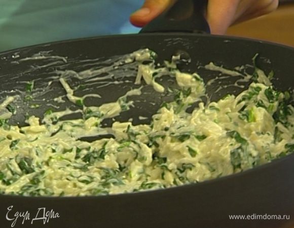 Приготовить начинку: растопить в сковороде 1 ст. ложку сливочного масла вместе с оливковым, выложить зубчики чеснока, нарезанную зелень, творог, 5–6 ст. ложек отваренного риса, все вымешать и снять с огня.