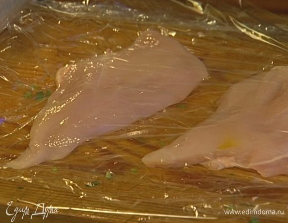 Куриные грудки поместить между двумя слоями пищевой пленки и отбить, затем пленку убрать, а грудки поперчить и посолить.