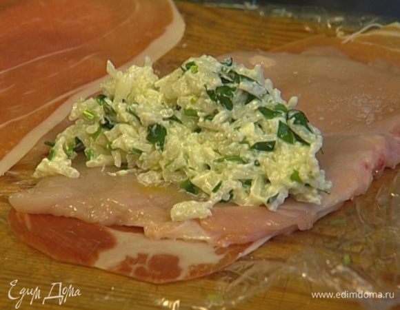 На кусок ветчины положить отбитую куриную грудку или, наоборот, на куриную грудку положить ветчину, сверху пару ложек рисово-творожной начинки и свернуть все в рулетик.