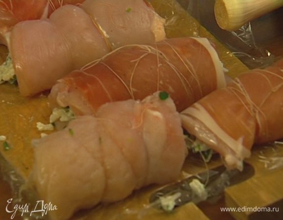 Разогреть в сковороде растительное масло и обжарить рулетики со всех сторон до золотистого цвета.