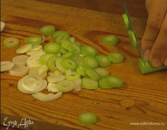 Чеснок вместе с зеленым стеблем тонко нарезать.