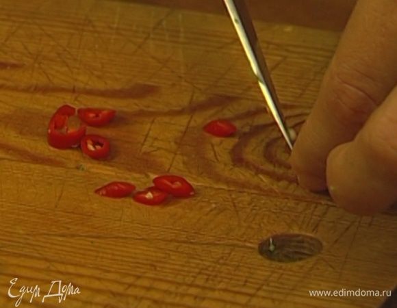 Перец чили, удалив семена, мелко порубить.