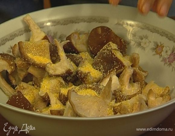 Грибы вымыть, просушить, разрезать на четыре части и обвалять в кукурузной муке.