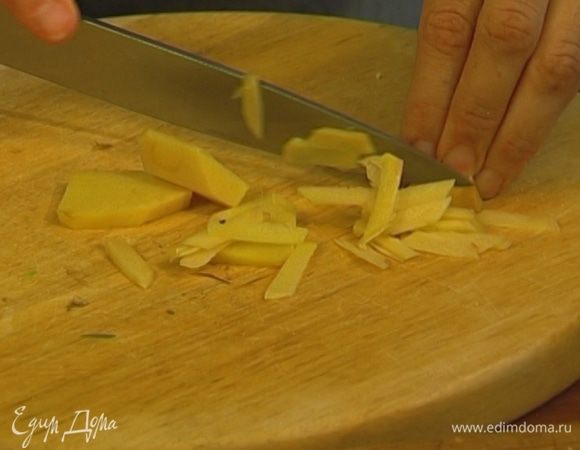 Имбирь почистить и нарезать тонкой соломкой.