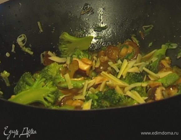 Влить соевый соус и рисовый уксус, добавить имбирь, перемешать и снять с огня.