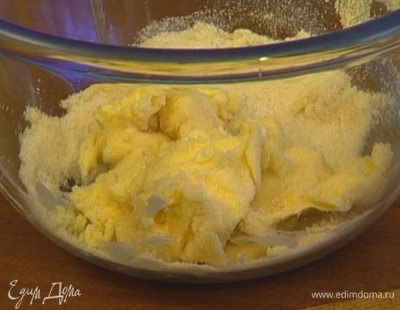 Приготовить тесто: предварительно размягченное сливочное масло взбить с сахаром до состояния светлого легкого крема.