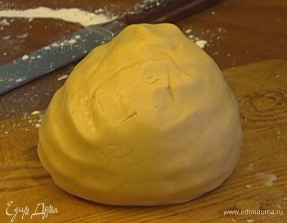 Порциями всыпать муку, добавить соль и разрыхлитель. Замесить тесто, завернуть его в пищевую пленку и положить в холодильник минимум на час. 