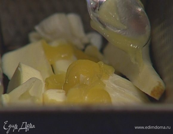 Уложить пастернак с чесноком в небольшой глубокий противень, добавить сливочное масло, мед, влить 50 мл горячей воды, разложить поверх овощей веточки шалфея, все немного поперчить и посолить, накрыть фольгой и запекать в разогретой духовке 20–30 минут.