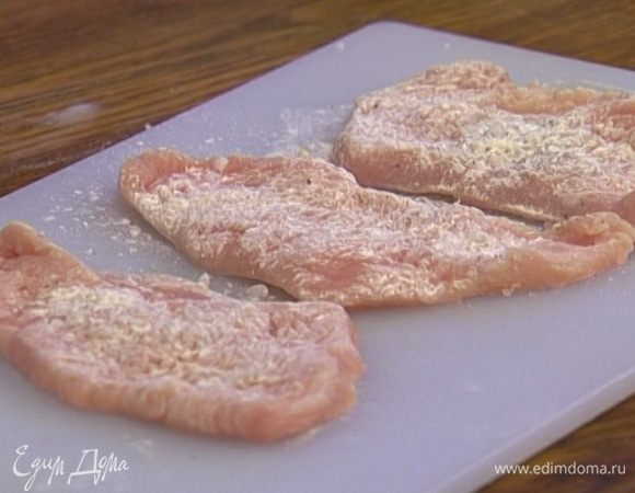 Филе индейки отбить, обвалять в муке, затем обмакнуть в яйцо и обвалять в сухарях.