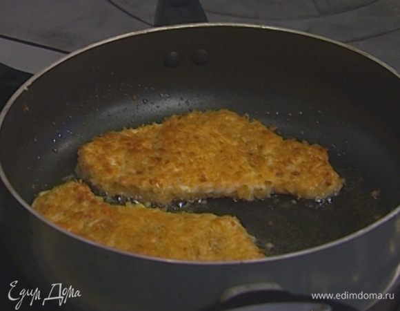 Разогреть в сковороде 2 ст. ложки растительного масла и обжарить отбивные с обеих сторон до золотистого цвета, затем выложить на бумажное полотенце, чтобы избавиться от лишнего жира.