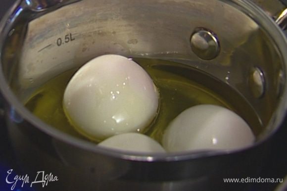 В маленькой кастрюле разогреть оставшееся растительное масло и обжарить в нем яйца до золотистого цвета.