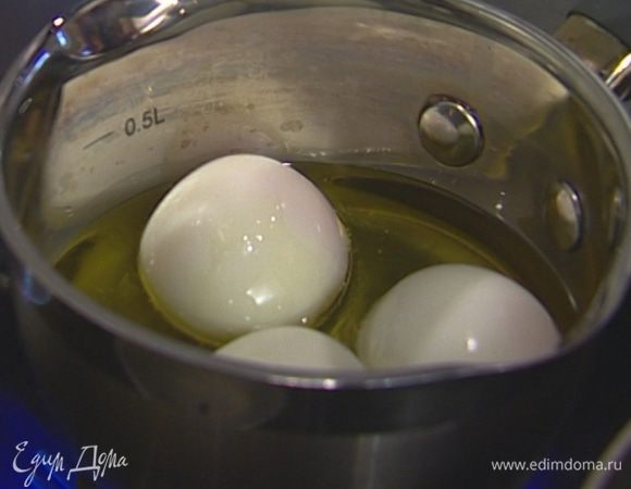 В маленькой кастрюле разогреть оставшееся растительное масло и обжарить в нем яйца до золотистого цвета.