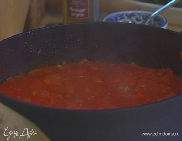 Помидоры очистить от кожицы, крупно нарезать и добавить в сковороду. Тушить на медленном огне около 15 минут, посолить по вкусу.