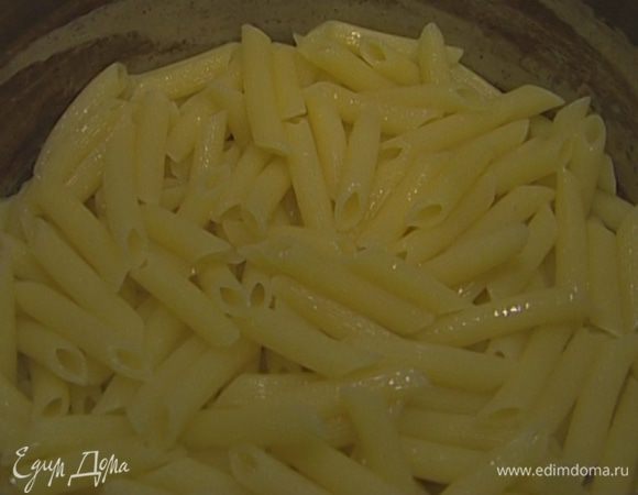 Макароны отварить в подсоленной воде, затем воду слить. 
