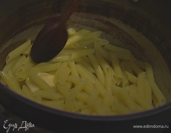 В горячие макароны добавить водку, сливочное масло, сливки и сухую паприку.