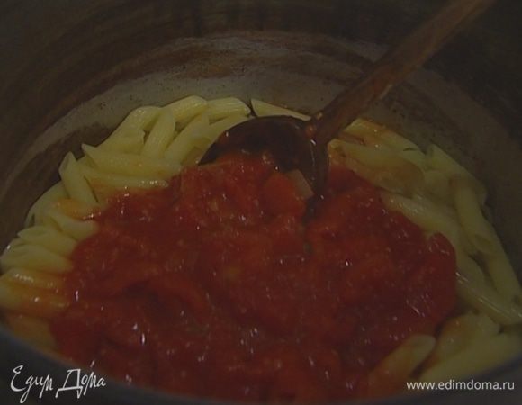 Перемешать макароны с томатным соусом.

