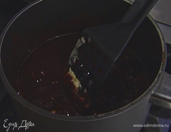 Шоколад поломать на кусочки, поместить в небольшую кастрюлю, добавить 375 г сливочного масла и растопить все на медленном огне.