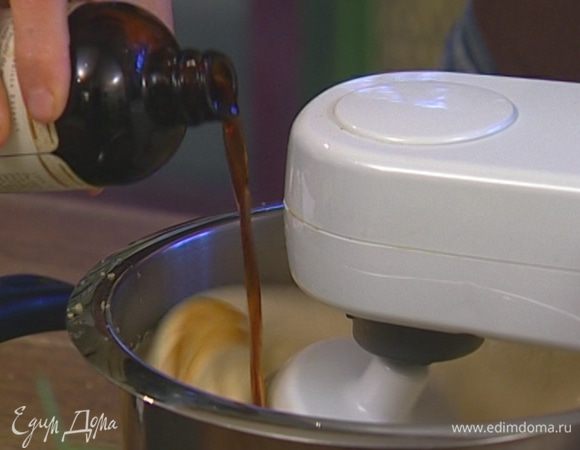 Яйца взбить с сахаром и ванильным экстрактом.