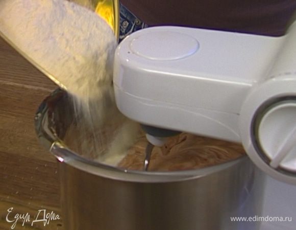 Муку перемешать с солью и порциями ввести в шоколадно-яичную массу. 