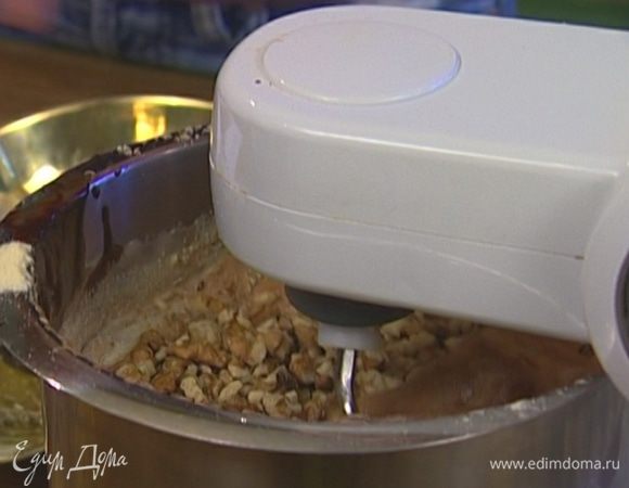 Всыпать орехи и хорошенько все перемешать, чтобы тесто стало однородным. 