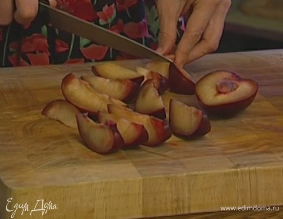 Сливы, удалив косточки, порезать дольками.