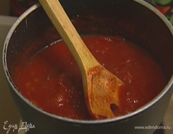 Приготовить кетчуп: в небольшой кастрюле разогреть кунжутное масло, выложить сливы, палочку корицы и тушить 2–3 минуты, затем добавить помидоры, 1 ч. ложку сахара, щепотку соли и тушить на небольшом огне 15–20 минут, в конце влить винный уксус, всыпать щепотку перца и перемешать.