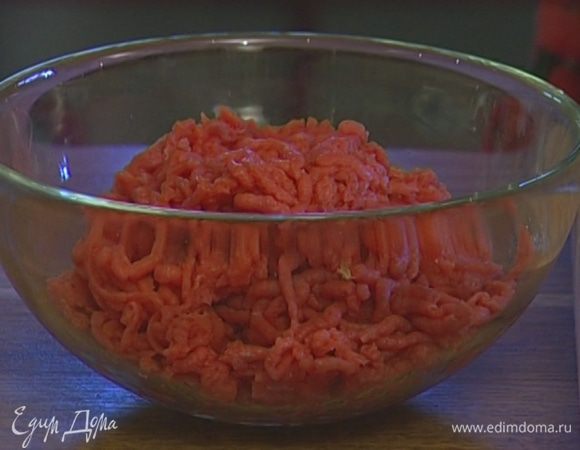 Мясо пропустить через мясорубку, приправить его солью с перцем, добавить 1 ч. ложку сахара и вымешать, готовый фарш завернуть в пищевую пленку и положить минимум на час в холодильник.