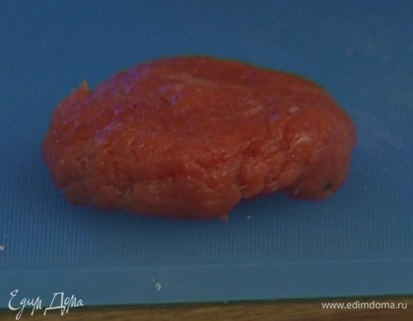 Сделать из фарша небольшие плоские котлетки, поджарить их на сковороде-гриль с обеих сторон, слегка сбрызнуть оливковым маслом.