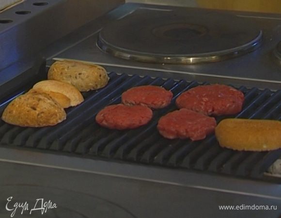 Булочки разрезать пополам, поджарить на сковороде-гриль и сбрызнуть оливковым маслом.