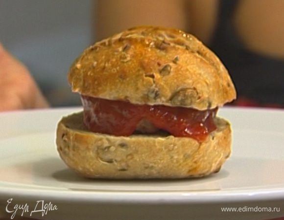 Положить на одну половину булочки котлету, полить кетчупом и накрыть второй половиной.