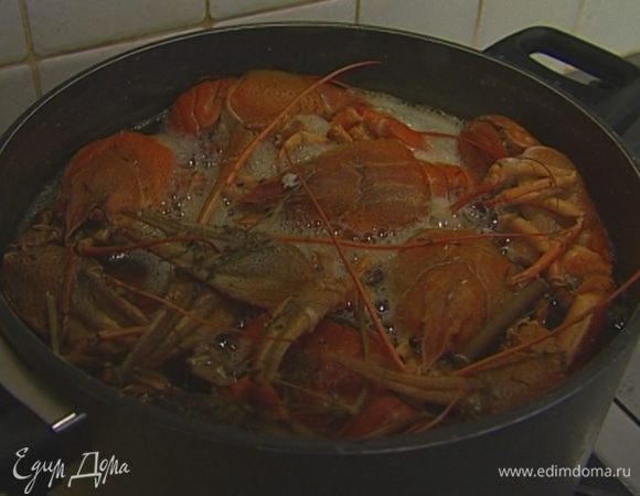 Раков опустить в большую кастрюлю с кипящей водой, добавить 1 ст. ложку соли, пучок сухого укропа и варить 40–45 минут.