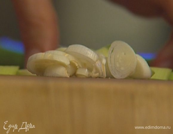 Стебель чеснока тонко нарезать.