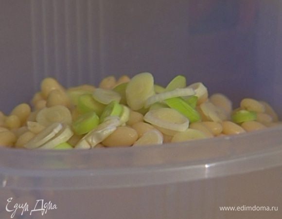 Добавить к фасоли чеснок, укроп, поперчить по вкусу, заправить оливковым маслом.