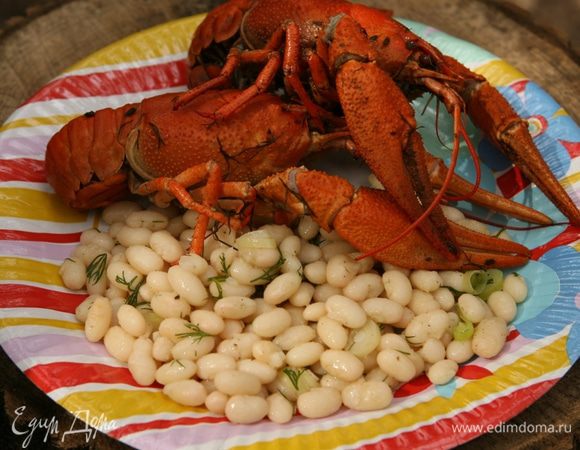 Подавать фасоль с раками и дольками лимона.